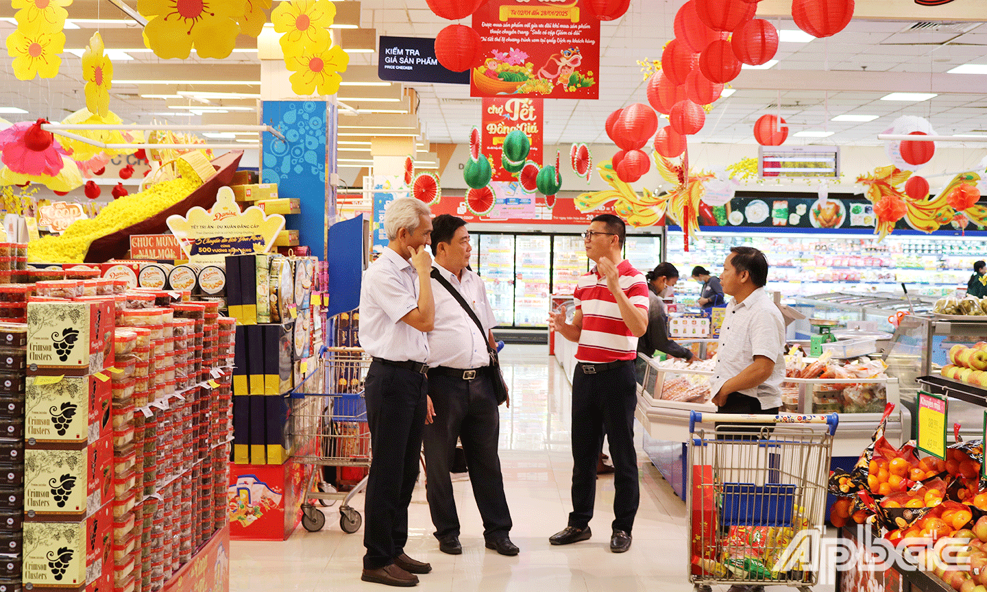 Đoàn kiểm tra tại Co.opmart Mỹ Tho