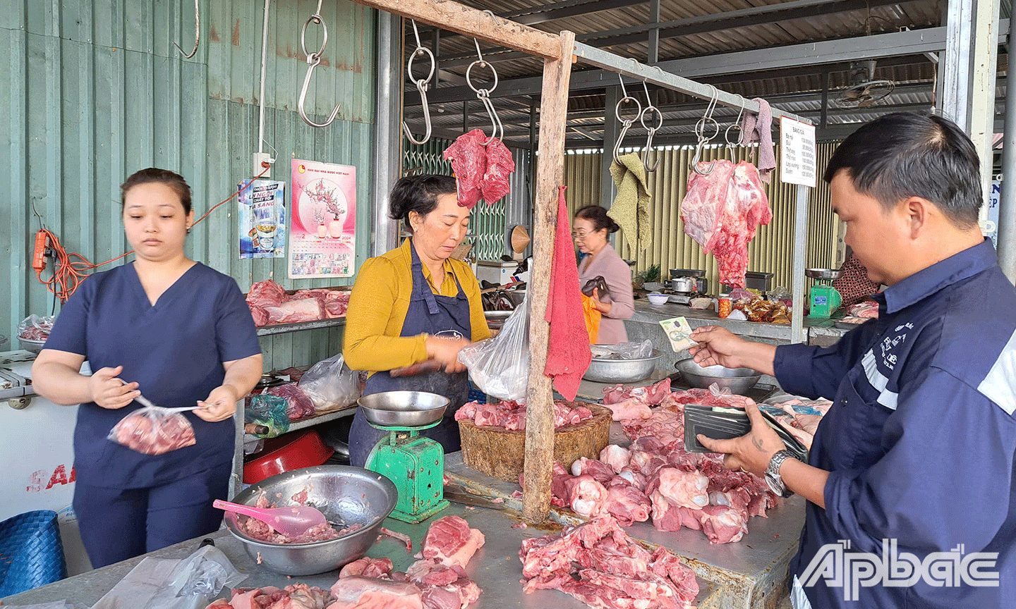 đoàn công tác đã đề nghị Ủy ban nhân dân xã tăng cường kiểm tra, giám sát và hướng dẫn các tiểu thương thực hiện nghiêm các nội dung liên quan đến công tác phòng cháy chữa cháy, quản lý nguồn lửa, nguồn nhiệt và an toàn thực phẩm