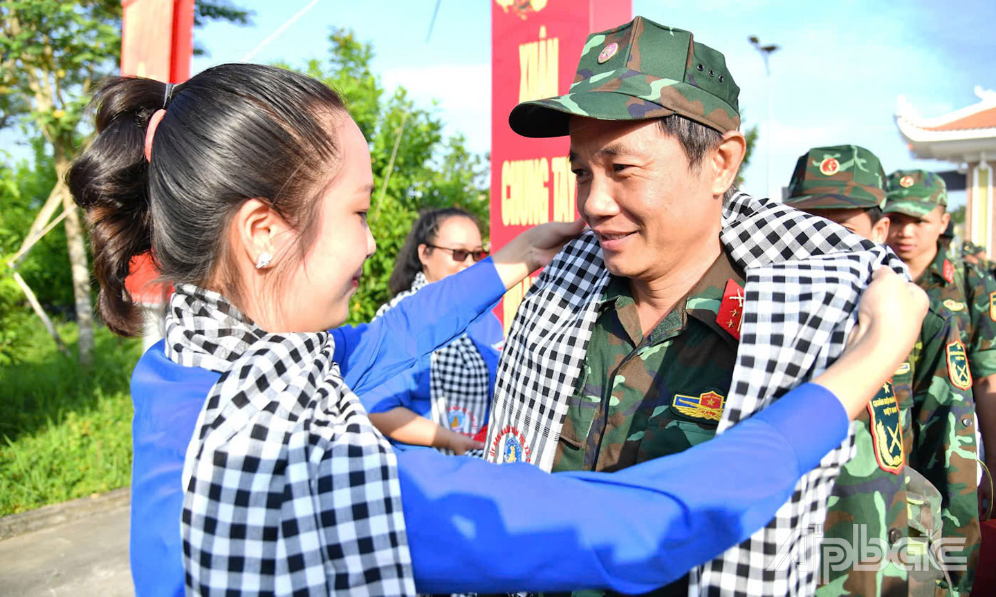 Đoàn viên thanh niên tặng khăn rằn cho cán bộ lực lượng vũ trang tỉnh về tham gia hoạt động “Tết Quân - Dân”.