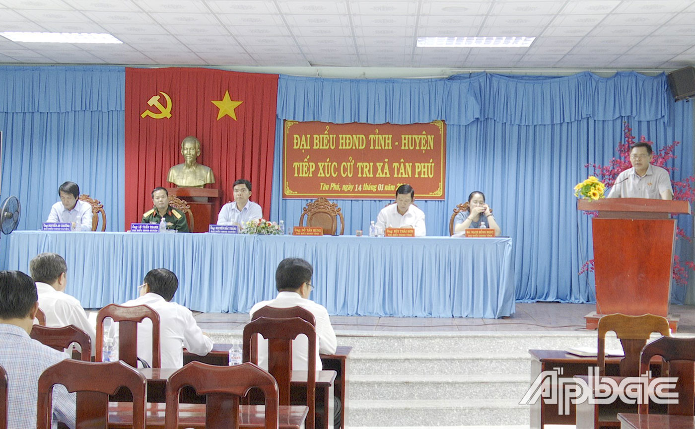 Quang cảnh buổi tiếp xúc cử tri.