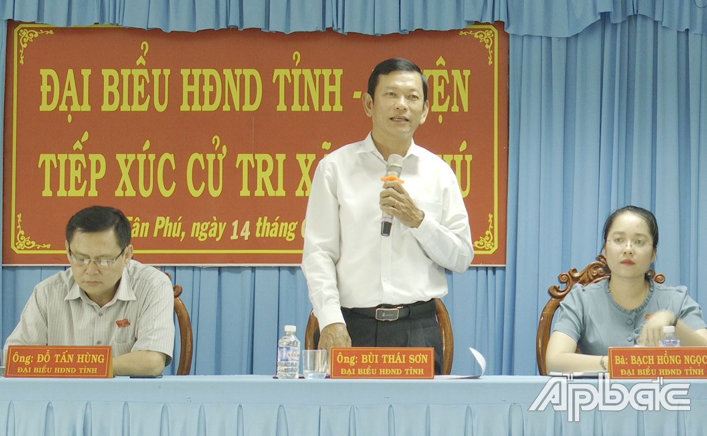 Đồng chí Bùi Thái Sơn trả lời các ý kiến kiến nghị của cử tri.