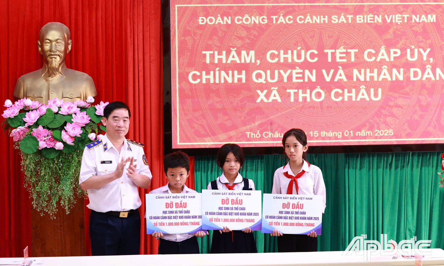 Nhận đỡ đầu 3 cháu học sinh.
