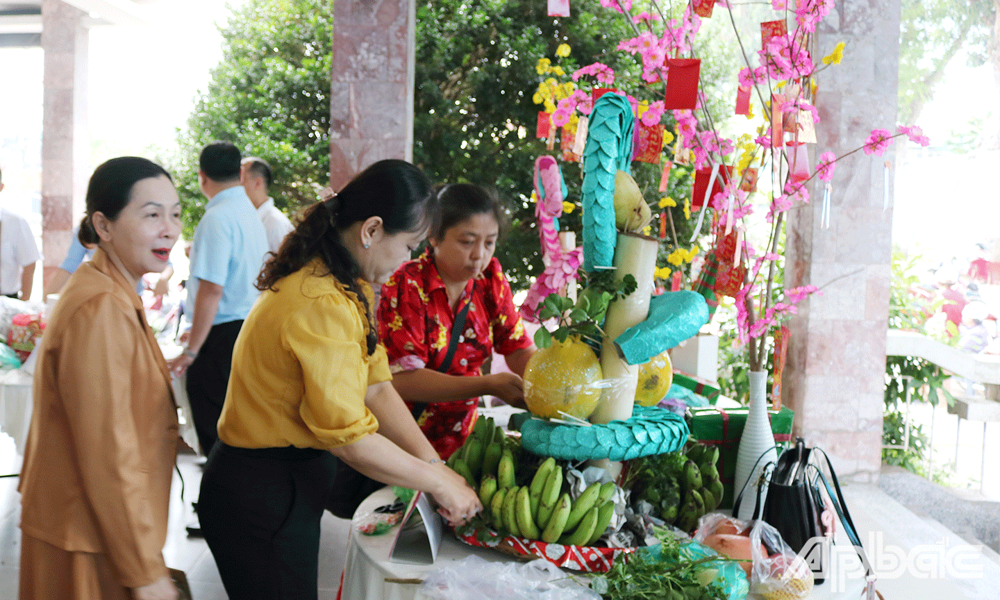 Các đội thi chưng mâm ngũ quả ngày Tết
