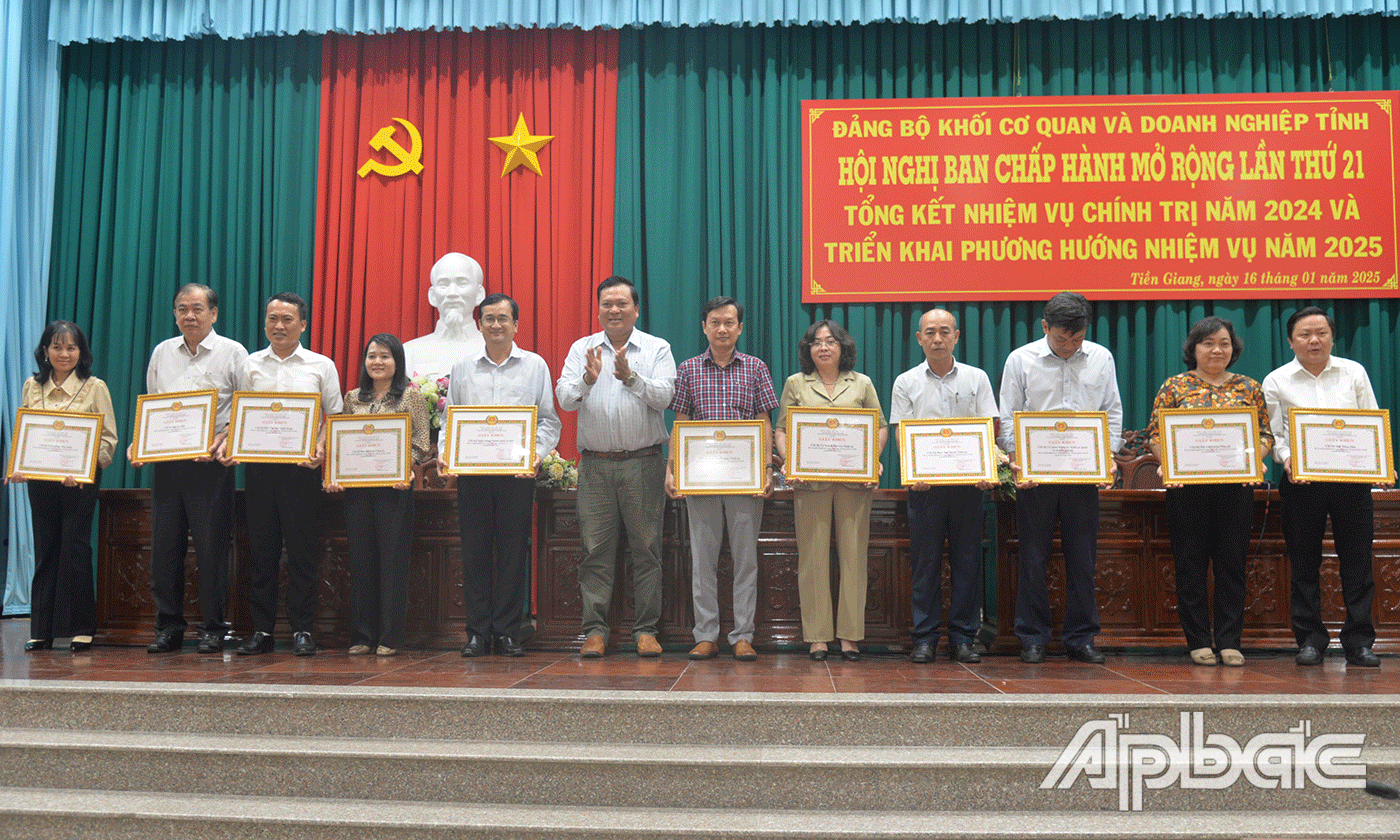 Khen thưởng tập thể, cá nhân thực hiện Chỉ thị 05.