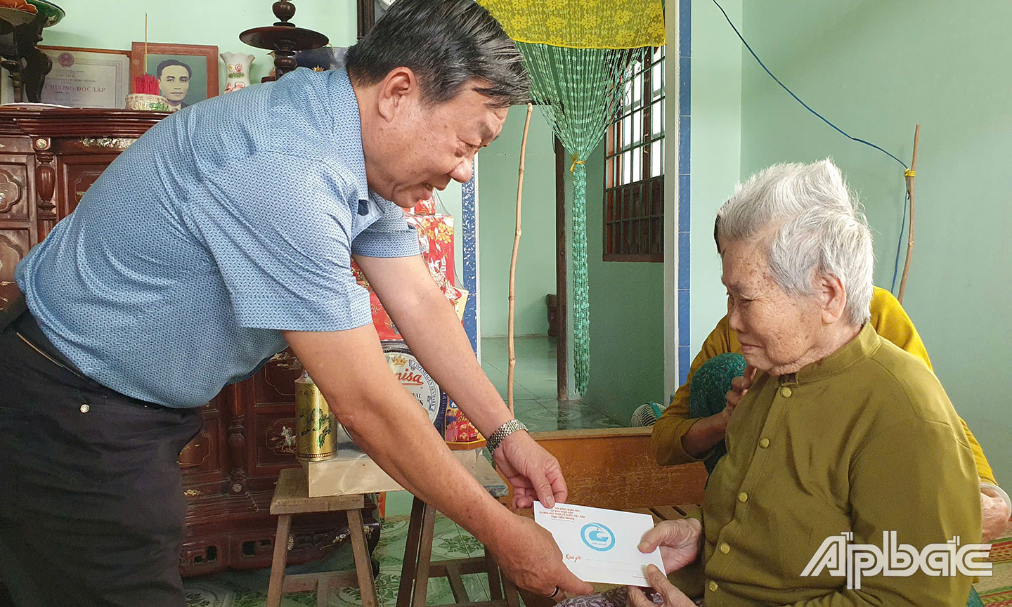 Đồng chí Nguyễn Ngọc Trầm thăm, tặng quà cho bà Nguyễn Thị The là Vợ liệt sĩ, ấp Bắc 1, xã Tân Điền, huyện Gò Công Đông