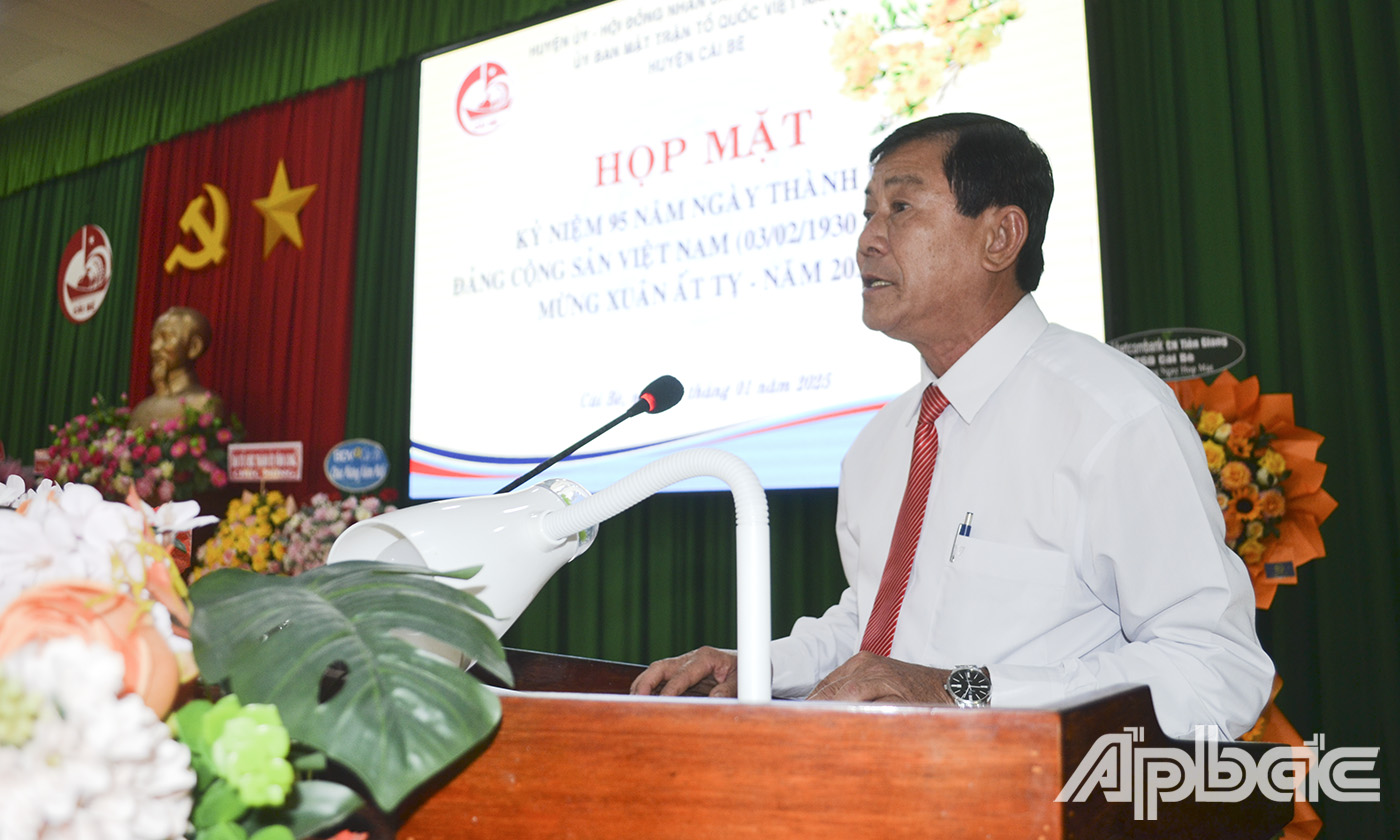 Bí thư Huyện ủy Cái Bè Trần Văn Út phát biểu tại buổi họp mặt.