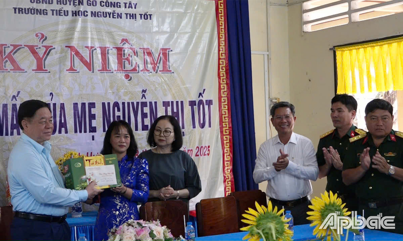 Đồng chí Trưởng Ban Tuyên giáo Trung ương thăm, chúc Tết và chụp hình lưu niệm cùng tập thể cán bộ, giáo viên Trường Tiểu học Nguyễn Thị Tốt, xã Vĩnh Hựu 