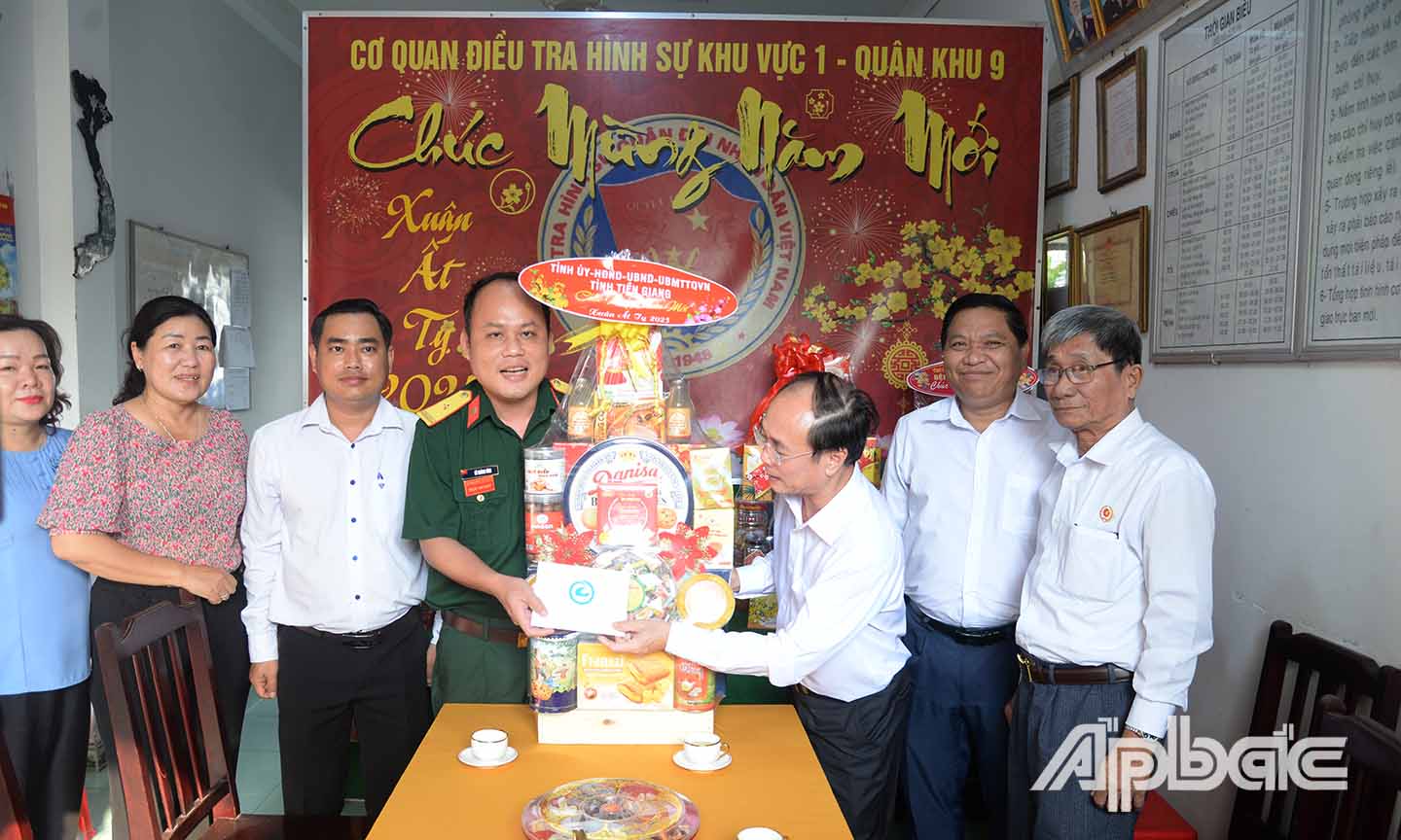 Đoàn đến thăm, tặng quà và chúc tết Cơ qua điều tra hình sự khu vực 1 (Quân khu 9).
