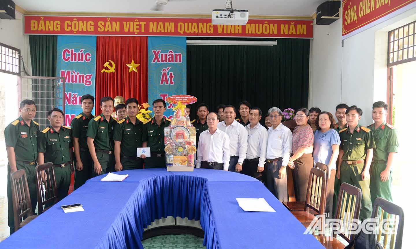 Đoàn đến thăm tặng quà và chúc tết Đại đội Trinh sát cơ giới Bộ Chỉ huy Quân sự tỉnh.