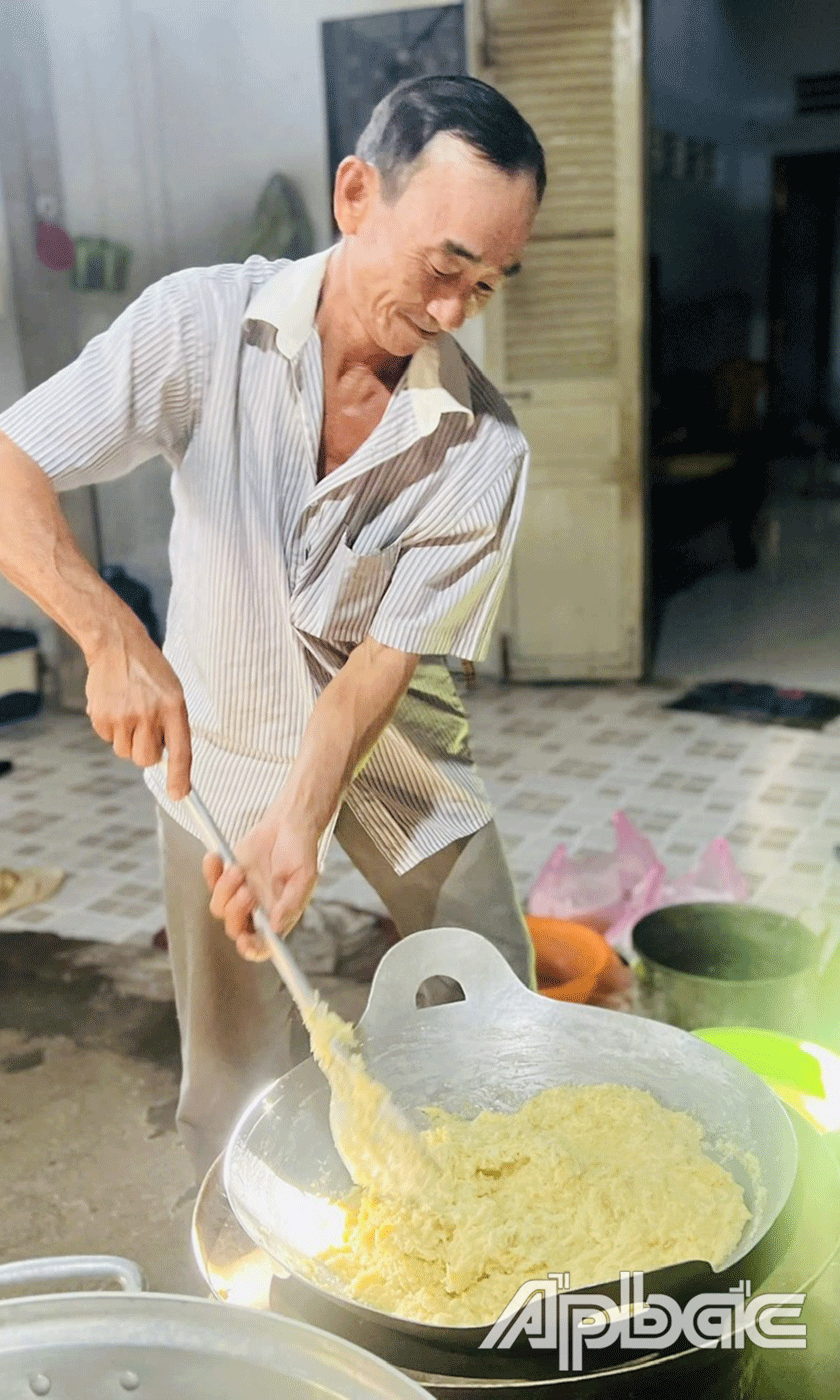Tuỳ theo bí quyết của từng gia đình, mà nếp gói bánh có thể xào với nước cốt dừa hay không.