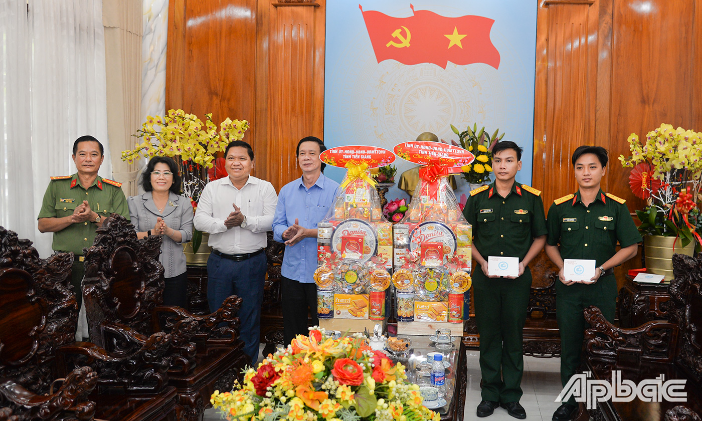 Đồng chí Nguyễn Văn Danh tặng quà cho 2 đơn vị: Đại đội Thông tin và Trung đội Cảnh vệ.