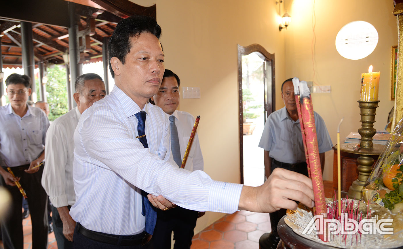 Đồng chí Nguyễn Thành Diệu dâng hương Đền thờ Anh hùng dân tộc Trương Định.