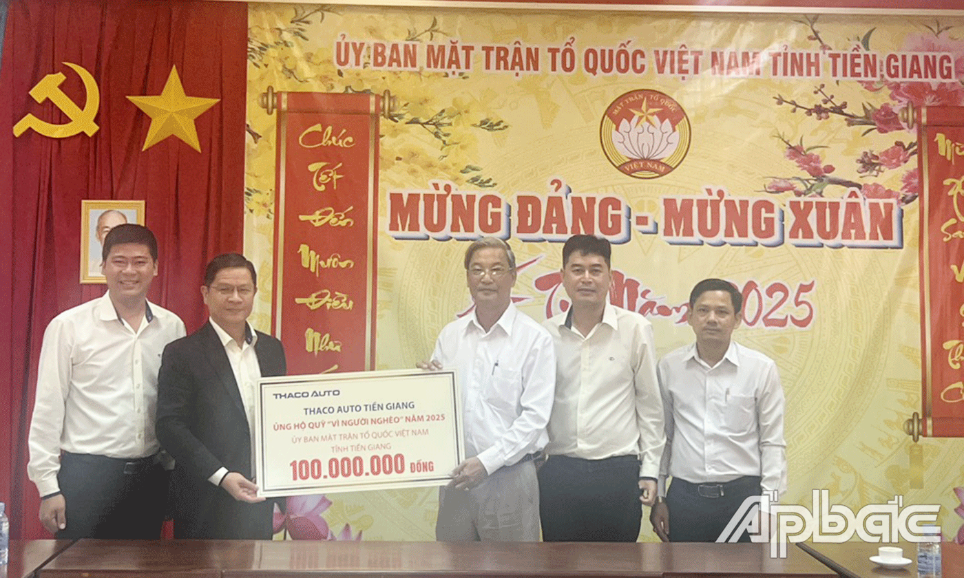 Công ty TNHH Thaco Auto Tiền Giang trao bảng tượng trưng 100 triệu đồng.