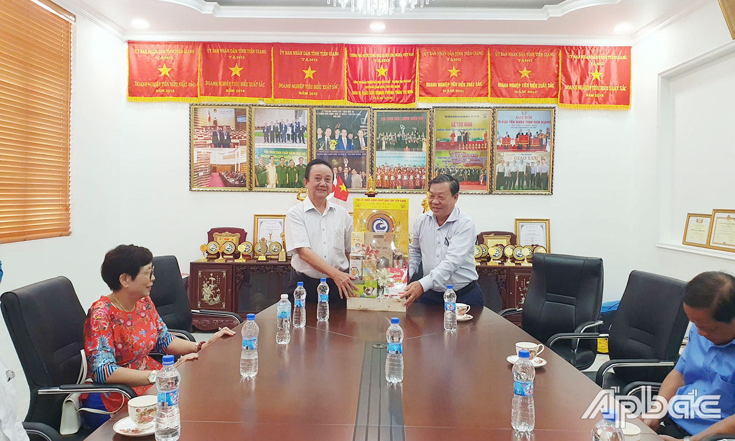 Đồng chí Nguyễn Ngọc Trầm thăm, tặng quà tết Công ty TNHH Sản xuất – Thương mại Phú Đạt