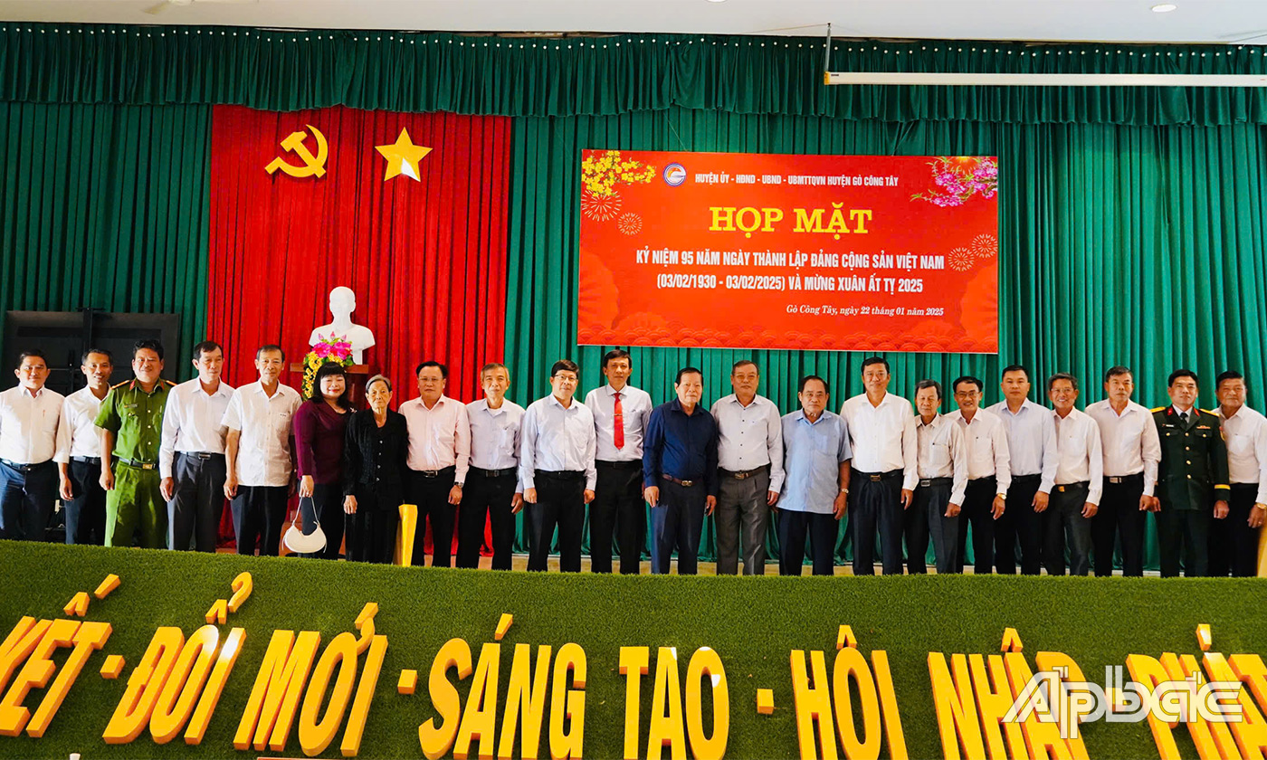 Đại biểu chụp ảnh lưu niệm
