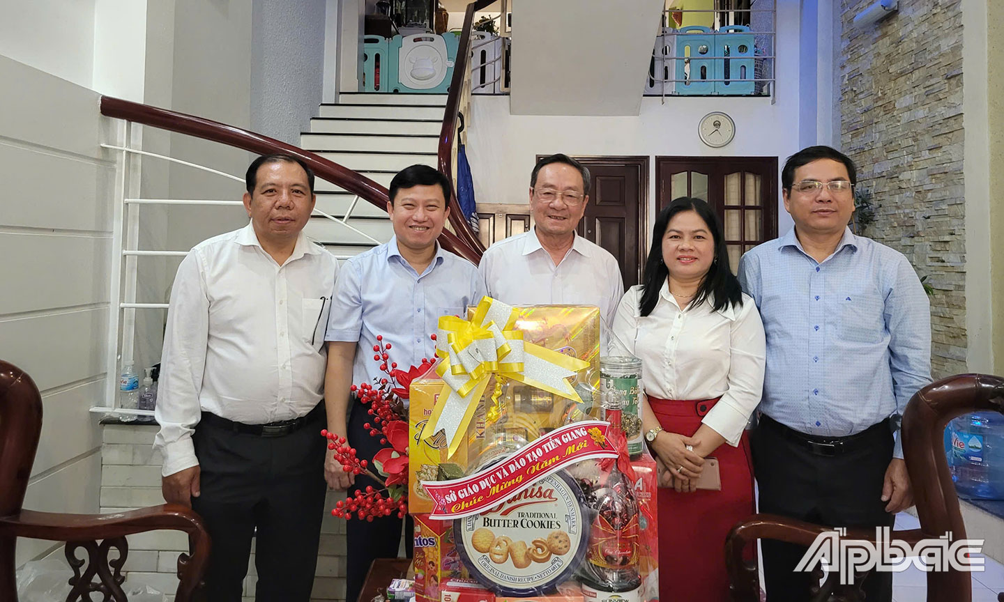 Đoàn đến thăm, chúc tết gia đình đồng chí Phan Văn Hà, nguyên Phó Chủ tịch UBND tỉnh, nguyên Giám đốc Sở GD&ĐT tỉnh Tiền Giang.
