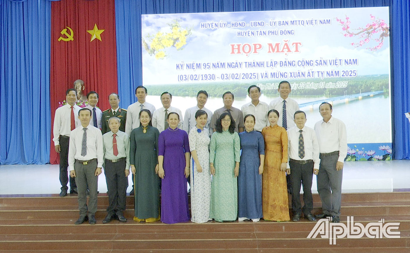 Các đại biểu chụp ảnh lưu niệm.