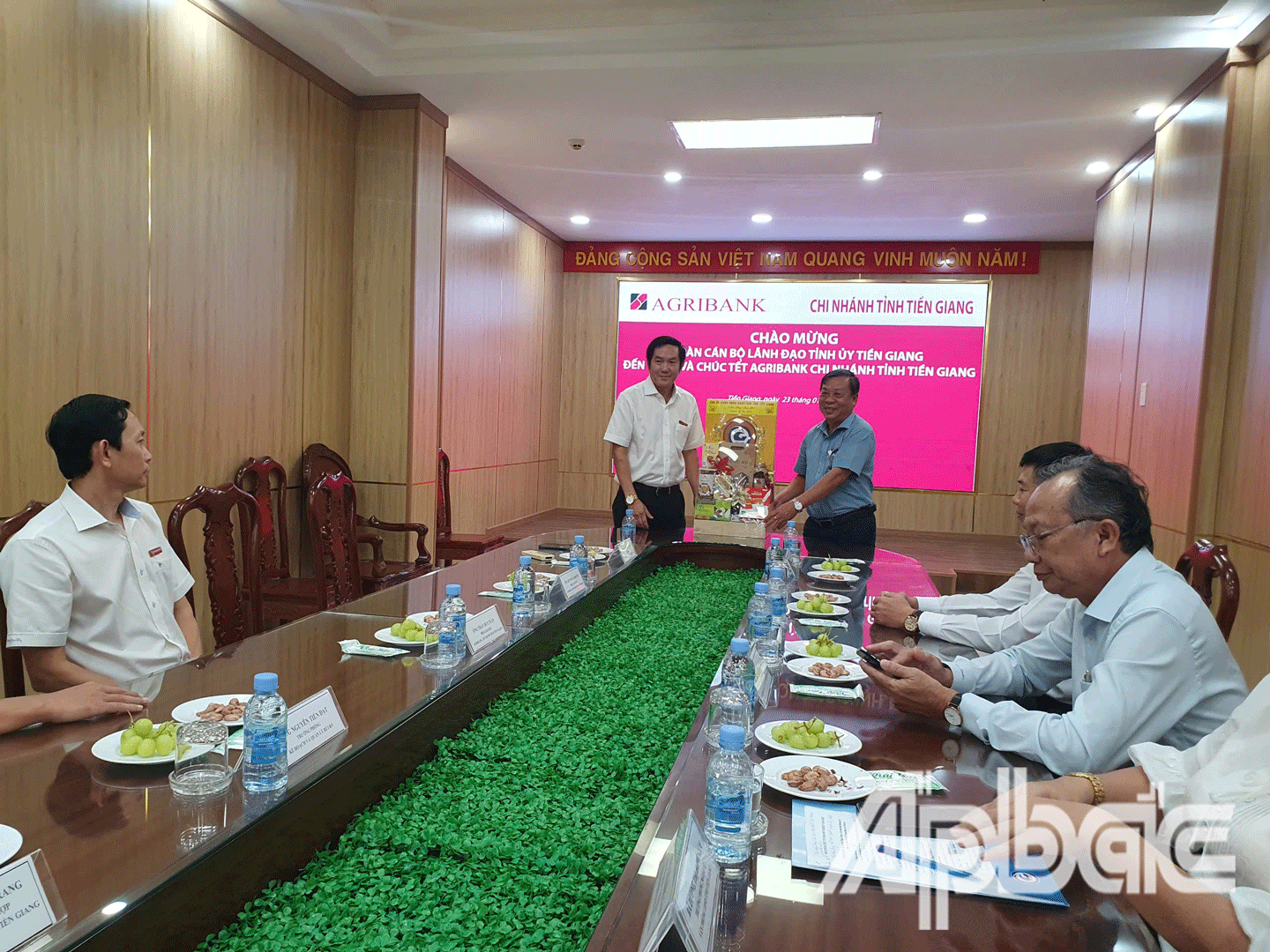 Đồng chí Nguyễn Ngọc Trầm chúc tết cán bộ, nhân viên Ngân hàng Nông nghiệp và Phát triển nông thôn Việt Nam - Chi nhánh Tiền Giang.
