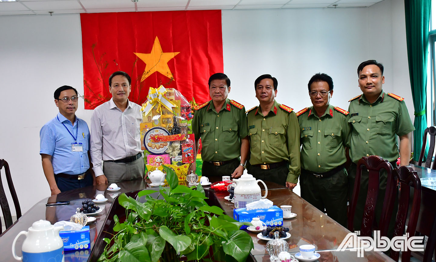 6 Đoàn Công an tỉnh đến thăm và chúc mừng xuân mới năm 2025 tại Sở Y tế. Ảnh Đặng Thanh