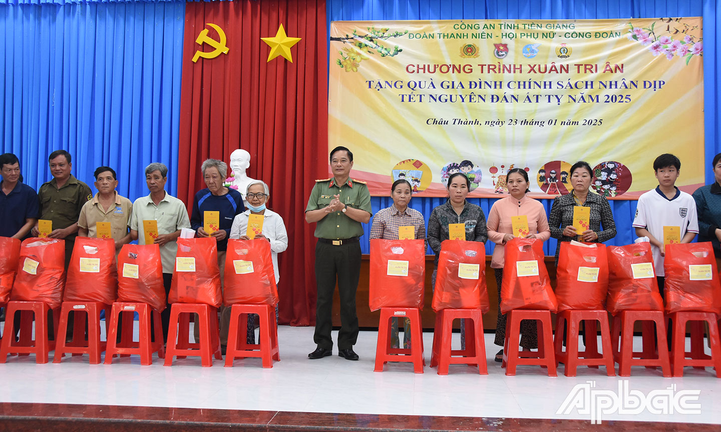 Chương trình “Xuân tri ân” tại xã Bình Trưng, huyện Châu Thành.                                                         Ảnh: Lê Hoài