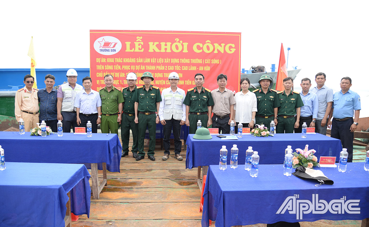 Các đại biểu chụo hình lưu niệm.