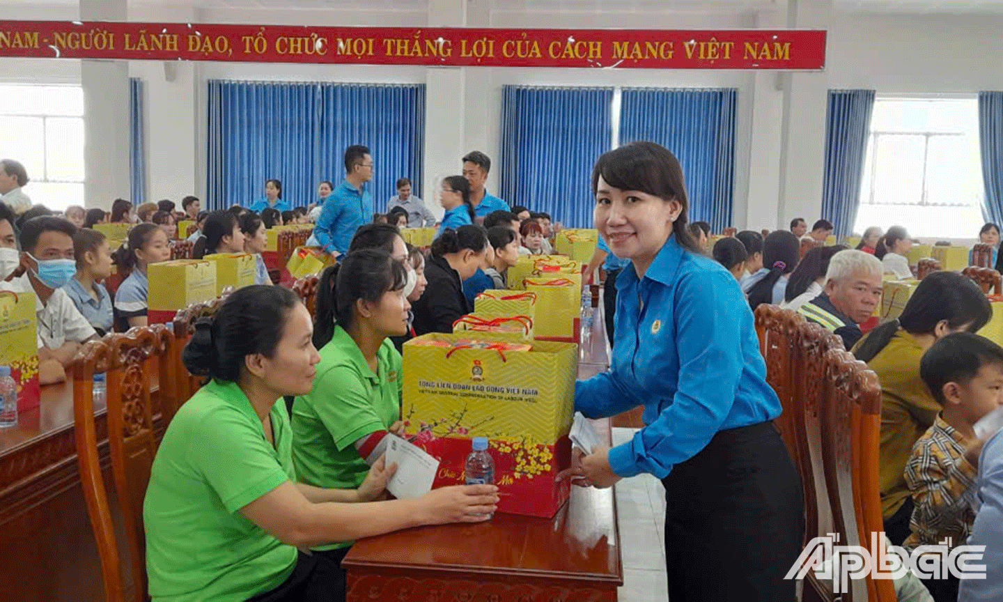 Đồng chí Ngô Thị Thùy Trang tặng quà cho công nhân lao động tại chương trình