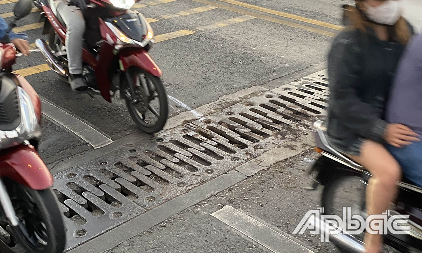 Vị trí nhịp khe co giãn mà các xe máy va chạm.