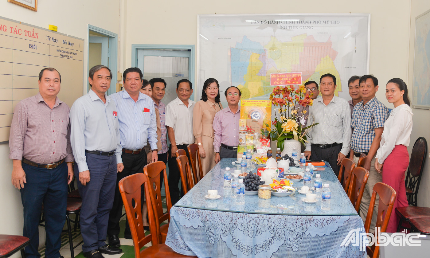 Đồng chí Trần Kim Trát cùng các thành viên trong đoàn đến thăm, chúc tết Công ty TNHH MTV Công trình đô thị Mỹ Tho.
