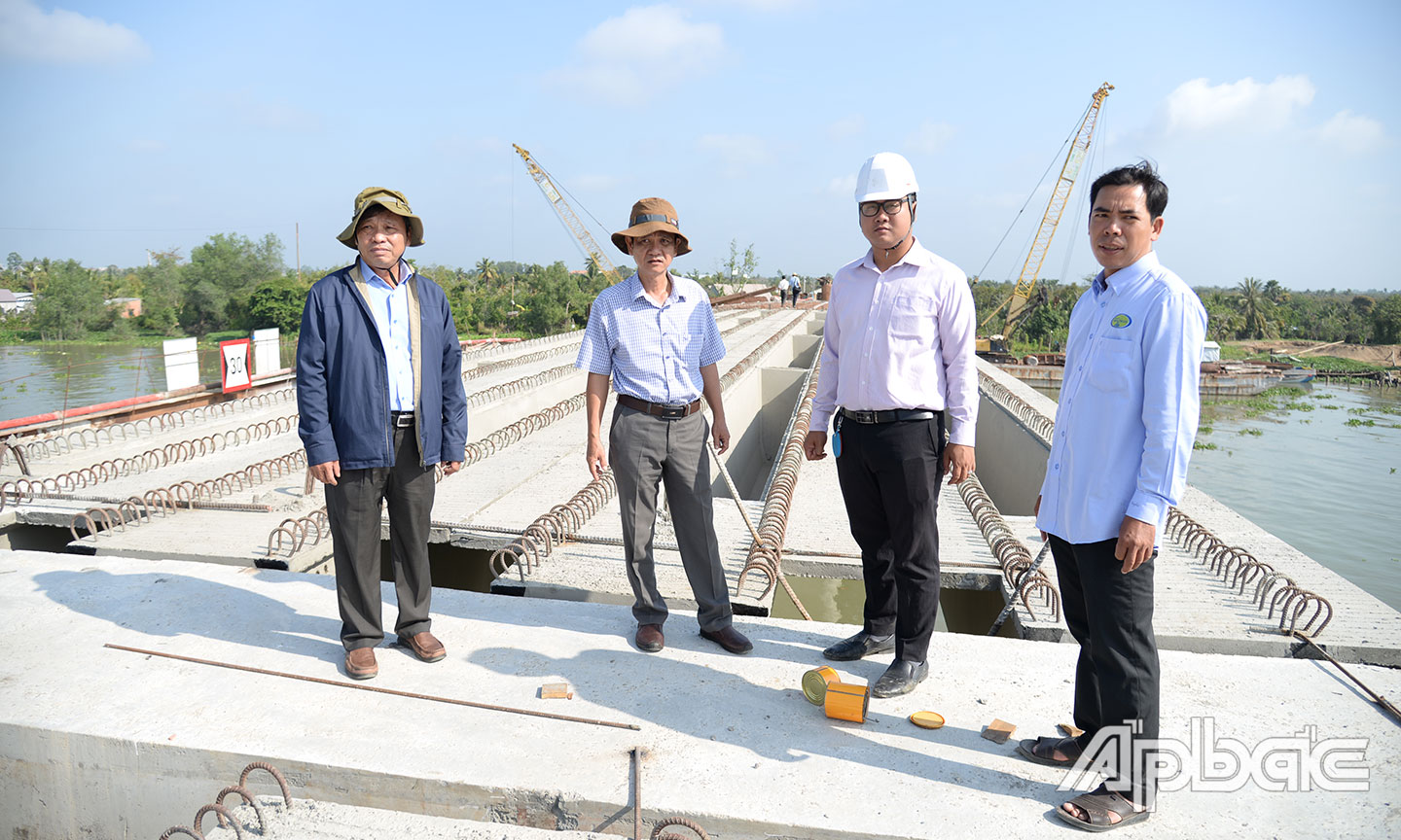 Đồng chí Trần Minh Trung kiểm tra tiến độ cầu Tân Phong.
