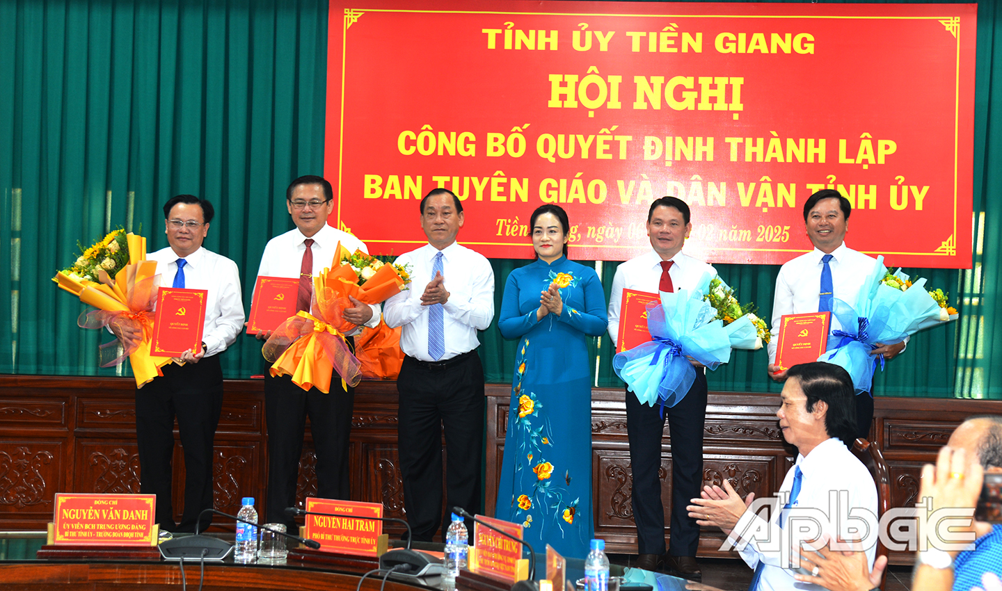 Đồng chí Nguyễn Hải Trâm, Phó Bí thư Thường trực Tỉnh ủy trao quyết định bổ nhiệm cán bộ và đồng chí Nguyễn Văn Vĩnh, Phó Bí thư Tỉnh ủy, Chủ tịch UBND tỉnh trao hoa chúc mừng lãnh đạo Ban Tuyên giáo và Dân vận Tỉnh ủy vừa được bổ nhiệm