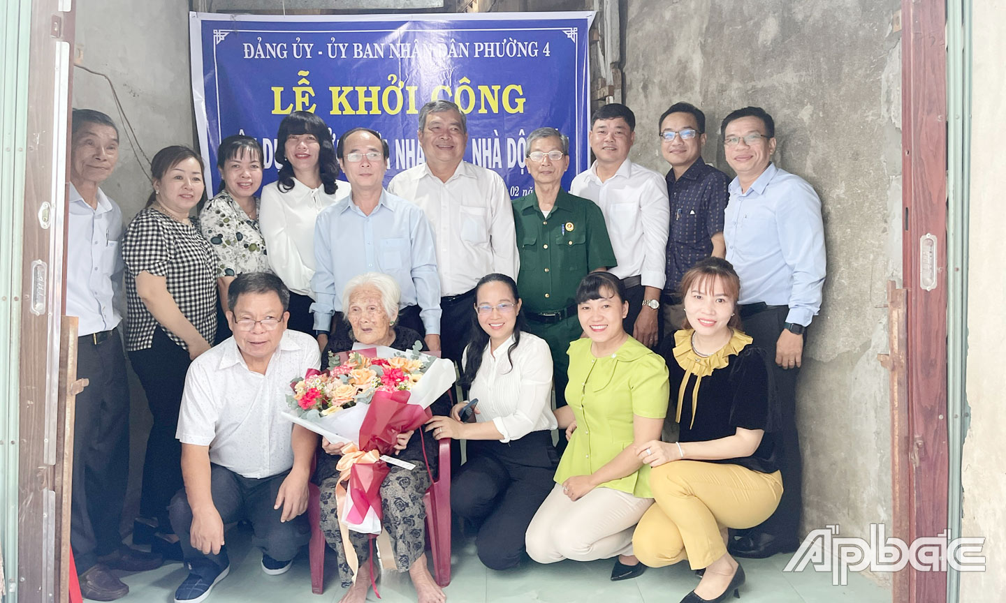 Ông Trần Kim Trát - Ủy viên Ban Thường vụ Tỉnh ủy, Bí thư Thành ủy Mỹ Tho, Trưởng Ban Chỉ đạo về phát triển nhà ở xã hội, xóa nhà tạm, nhà dột nát trên địa bàn TP. Mỹ Tho dự khởi công xây dựng xóa nhà tạm, nhà dột nát tại phường 4