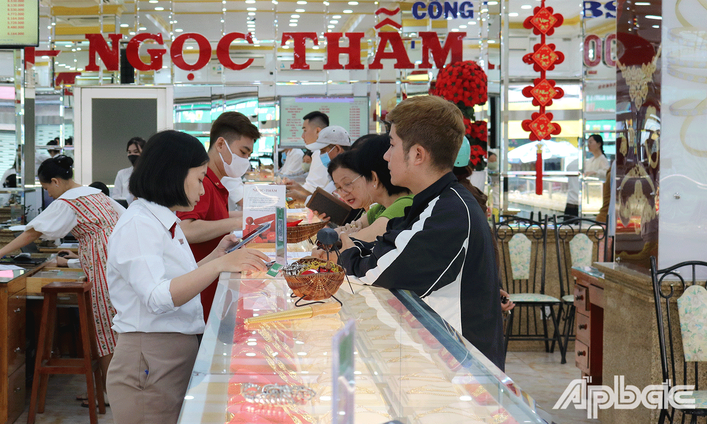 Nhiều người lựa chọn mua vàng trong ngày vía thần tài để cầu mong may mắn cả năm