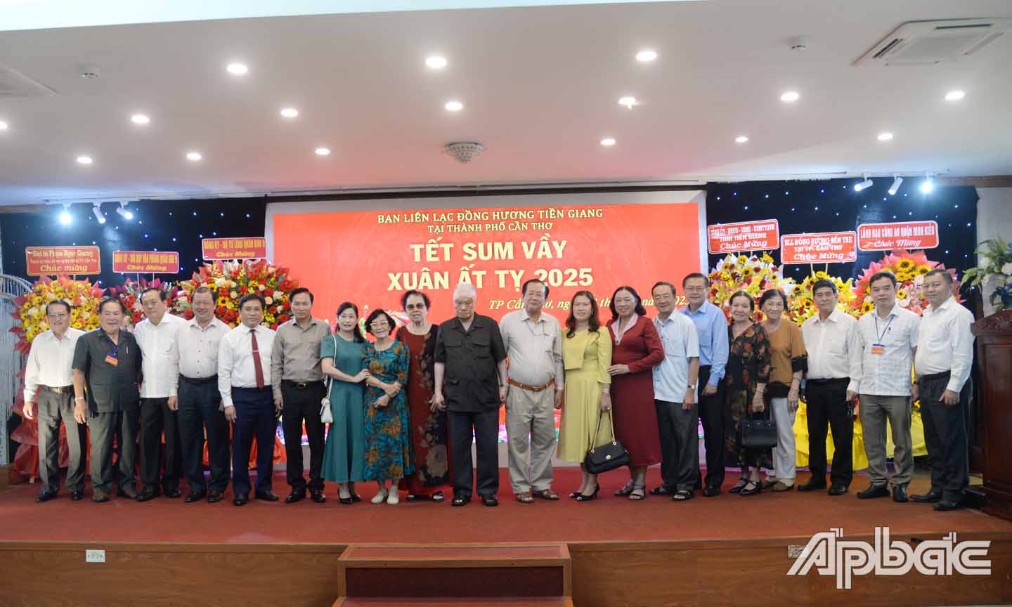 Các đại biểu chụp ảnh lưu niệm tại buổi họp mặt.
