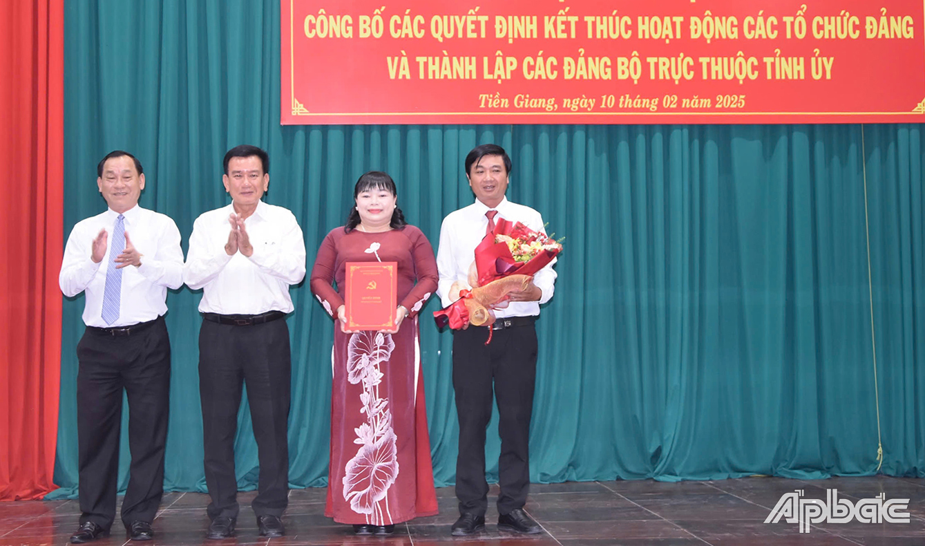 Nguyễn Văn Vĩnh, Phó Bí thư Tỉnh ủy, Chủ tịch UBND tỉnh trao quyết định kết thúc hoạt động của Đảng ủy khối các cơ quan và doanh nghiệp tỉnh