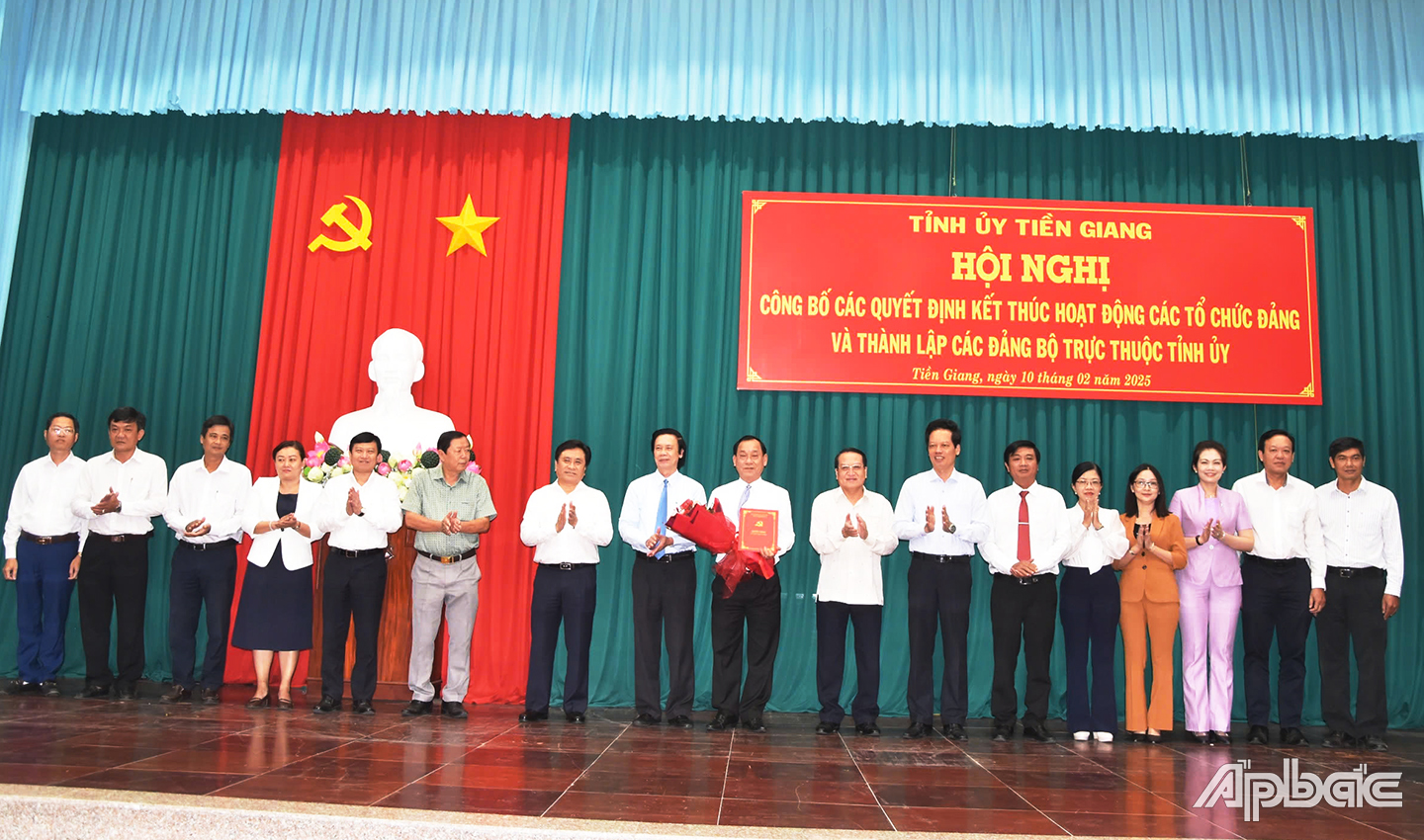 Đồng chí Nguyễn Văn Danh, Bí thư Tỉnh ủy trao quyết định thành lập Đảng ủy UBND tỉnh