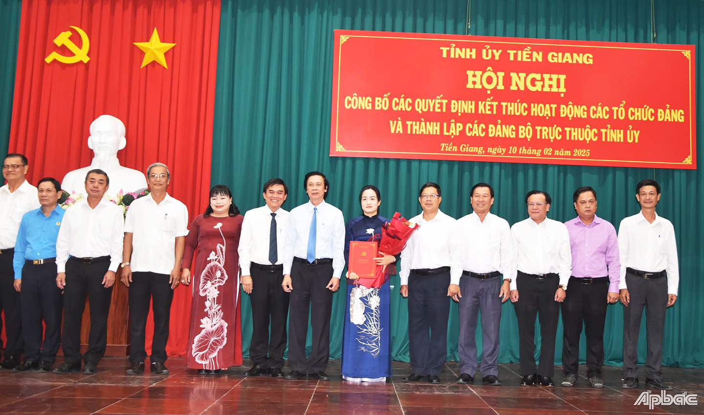 Đồng chí Nguyễn Văn Danh, Bí thư Tỉnh ủy trao quyết định thành lập Đảng bộ các cơ