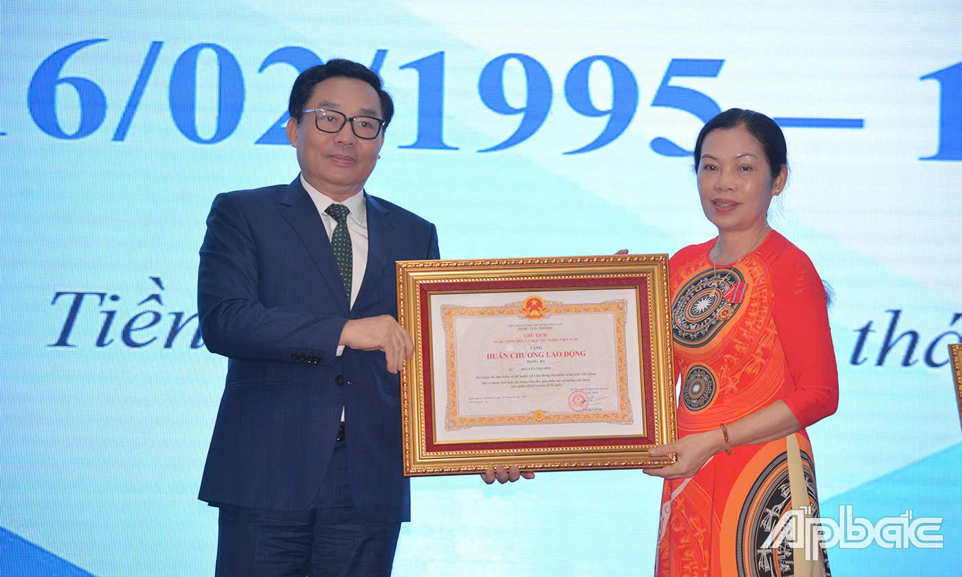 Thừa ủy quyền của Chủ tịch nước, đồng chí Võ Khánh Bình trao Huân chương lao động hạn Ba cho các cá nhân