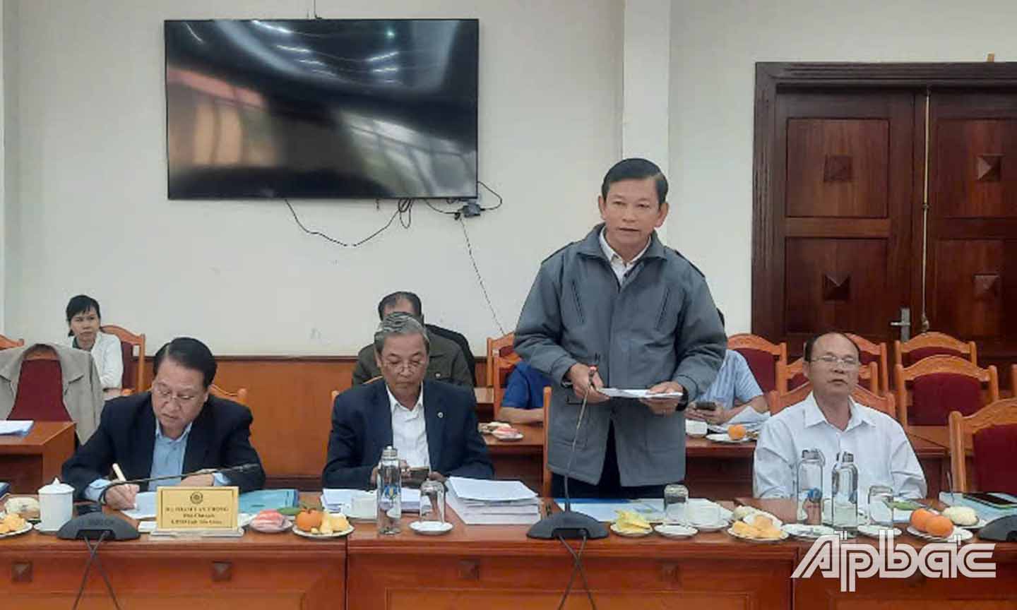 Đại biểu làm việc tại cuộc họp.