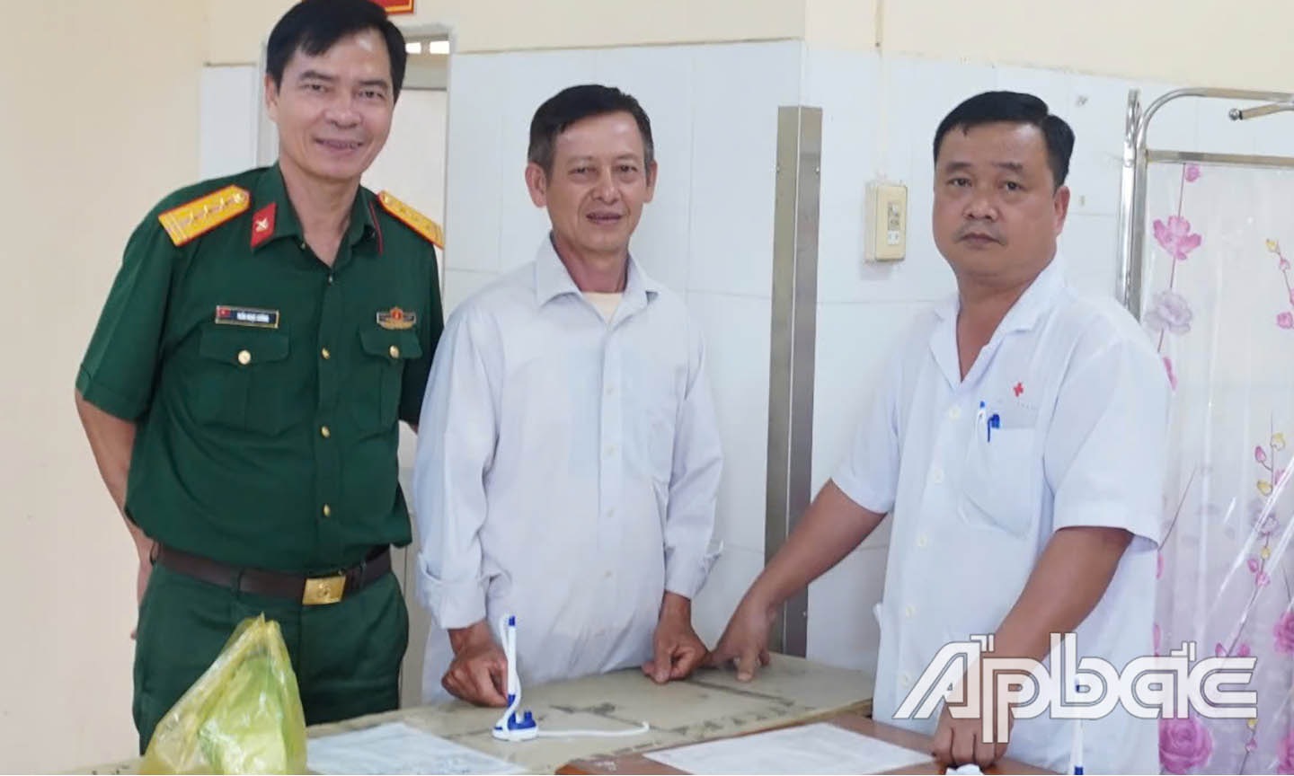 Ông Mai Văn Thảo chụp ảnh cùng cán bộ trích xuất camera điều tìm 