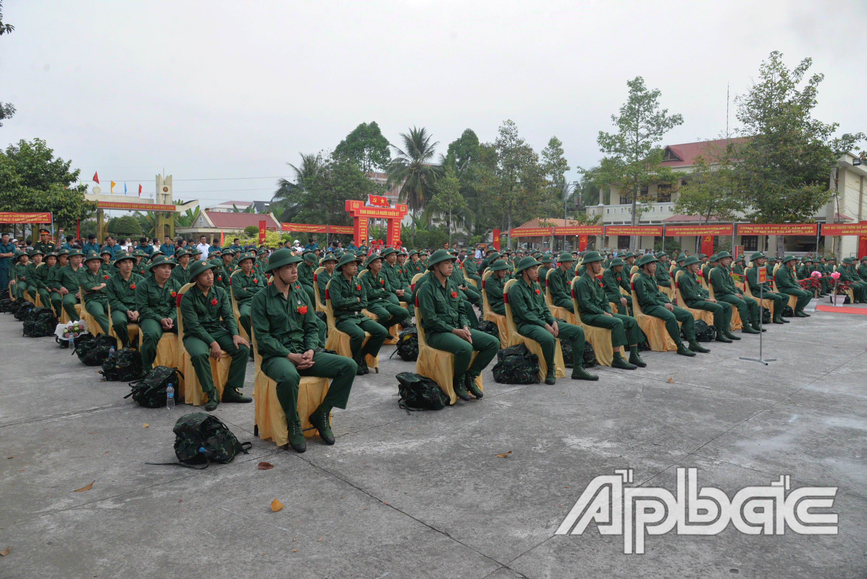 182 thanh niên huyện Chợ Gạo hăng hái lên đường bảo vệ Tổ quốc.