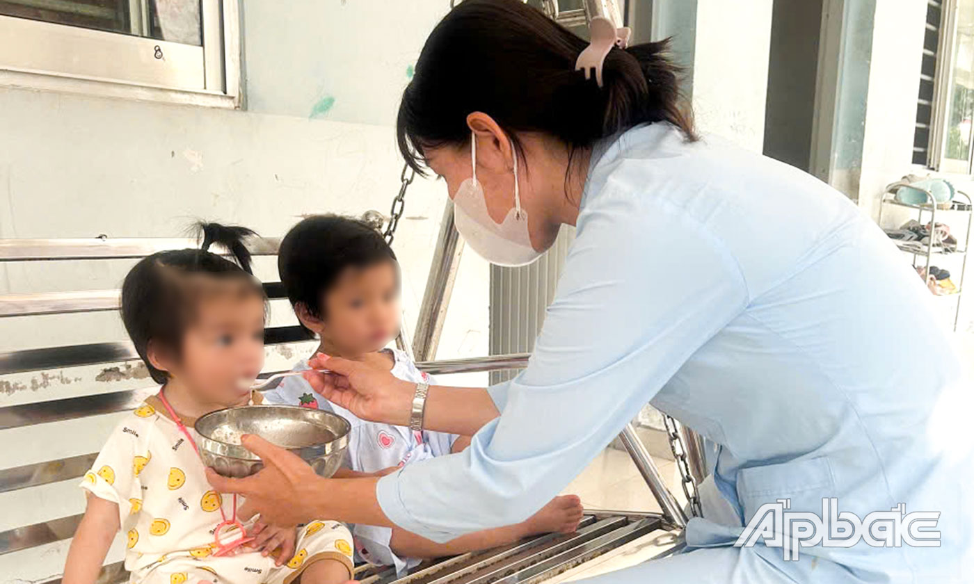 Trung tâm tiếp tục chăm sóc 2 bé đến ngày hoàn tất thủ tục sẽ bàn giao cho gia đình theo quy định.