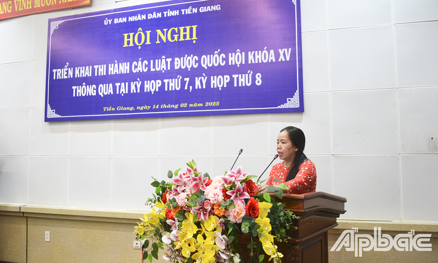Đồng chí Đặng Thị Phụng, Phó Giám đốc sở Tư pháp giới thiệu một số luật được Quốc hội khóa XV thông qua tại kỳ họp thứ 7, thứ 8.
