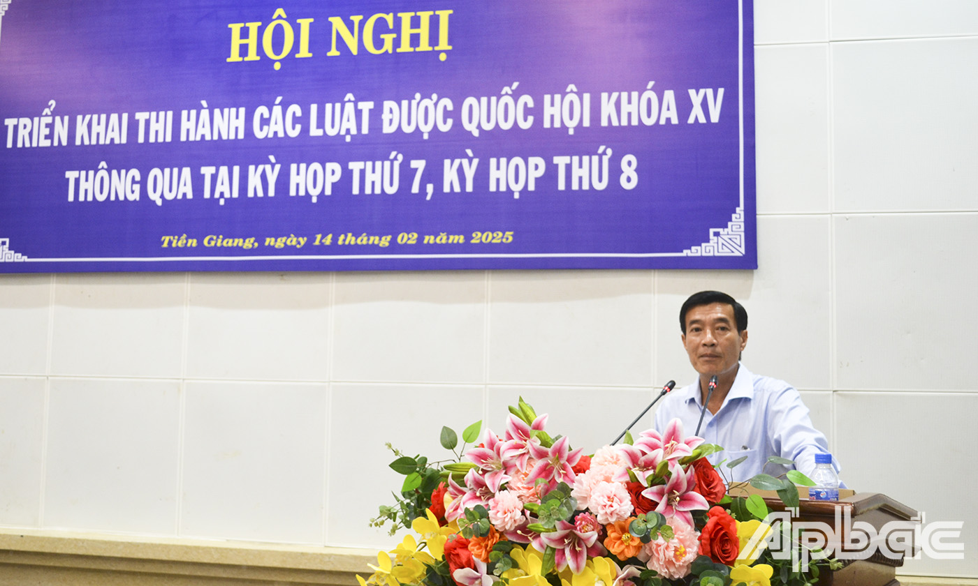 Đại diện lãnh đạo Bảo hiểm xã hội tỉnh triển khai Luật Bảo hiểm xã hội.