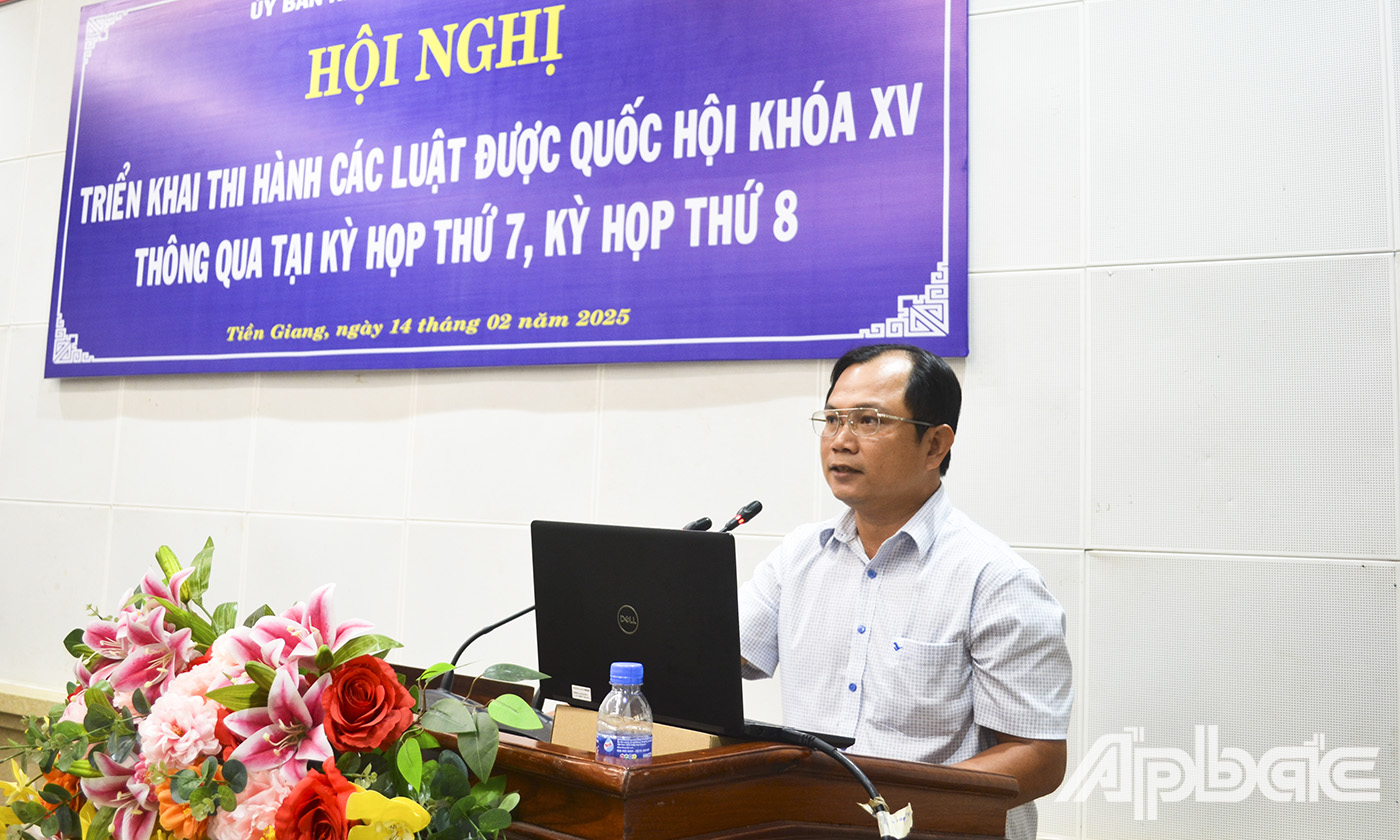 Đại diện lãnh đạo Sở Tư pháp tỉnh triển khai Luật Công chứng.