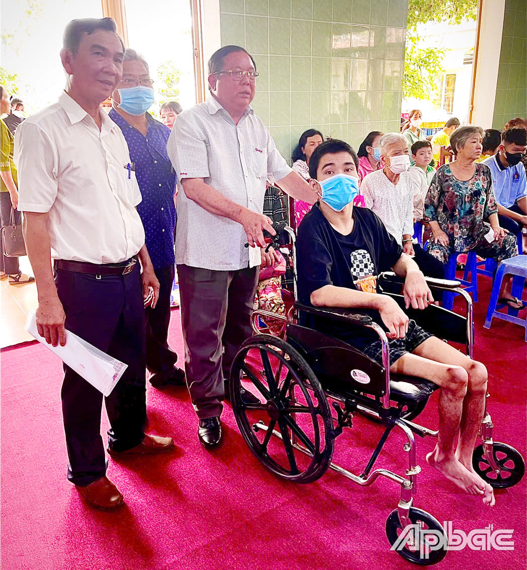 Ông Nguyễn Thanh Tăng, Chủ tịch Hội NNCĐDC TP. Mỹ Tho  trao xe lăn cho NNCĐDC ở phường10. 