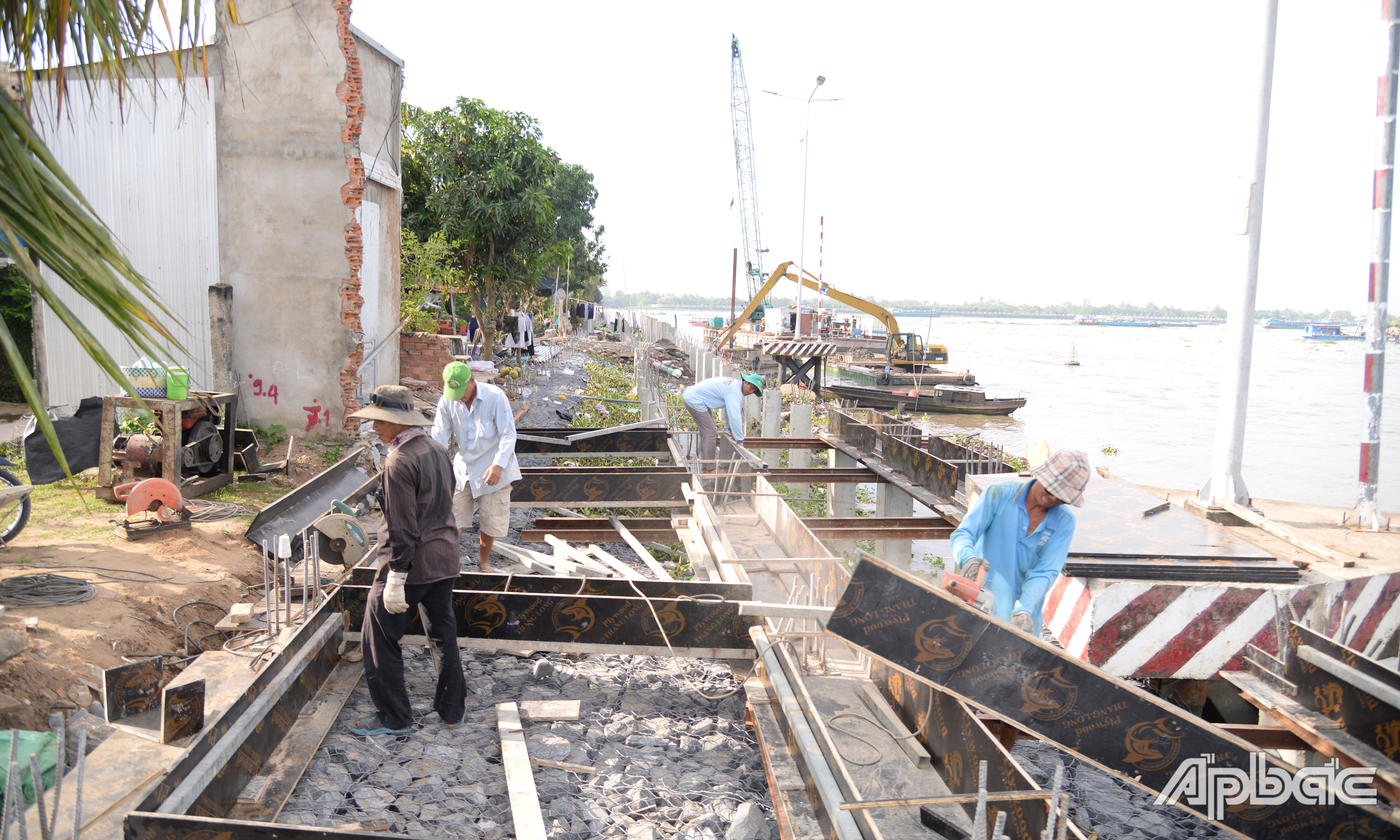 Triển khai thi công gói thầu xây dựng đoạn từ K1+510 đến KF thuộc Dự án Xử lý sạt lở khu vực xã Đông Hòa Hiệp, huyện Cái Bè.
