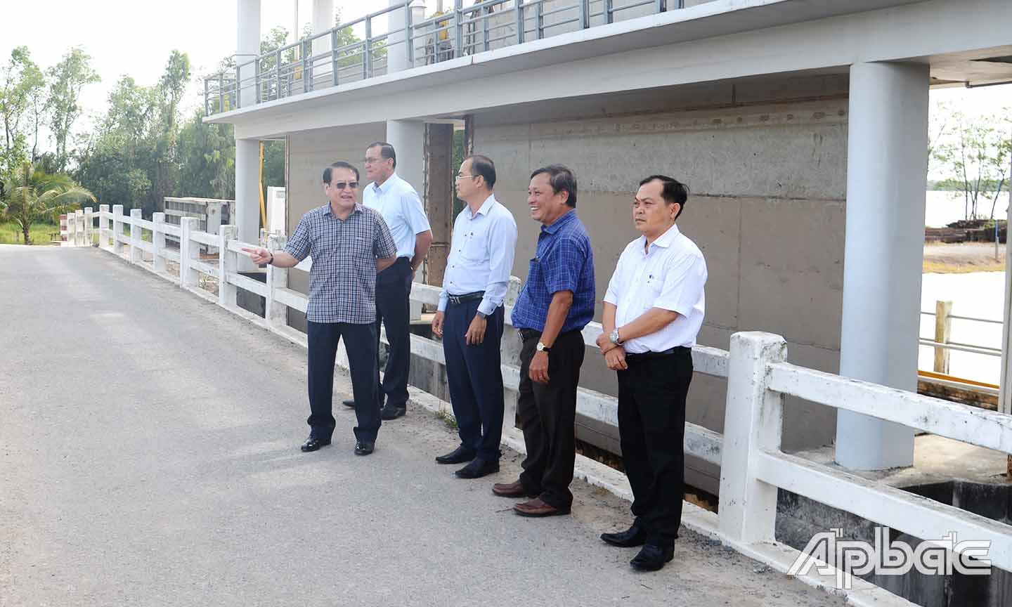 Đồng chí Phạm Văn Trọng kiểm tra công tác lấy nước tại Cống Xuân Hòa.