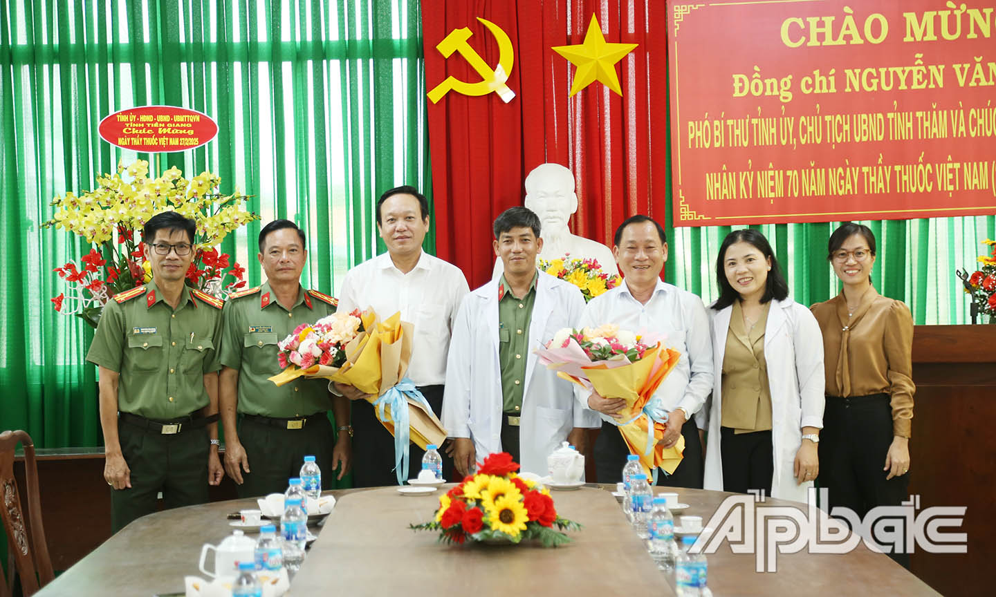 Ban Giám đốc Công tỉnh tặng hoa lãnh đạo tỉnh.