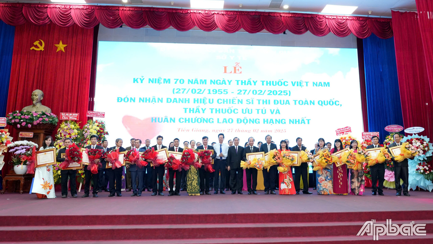 Đồng chí Nguyễn Văn Vĩnh, Phó Bí thư Tỉnh ủy, Chủ tịch UBND tỉnh và đồng chí Nguyễn Thành Diệu, Tỉnh ủy viên, Phó Chủ tịch UBND tỉnh trao Bằng công nhận và tặng hòa chúc mừng các thầy thuốc vinh dự nhận danh hiệu Thầy thuốc ưu tú