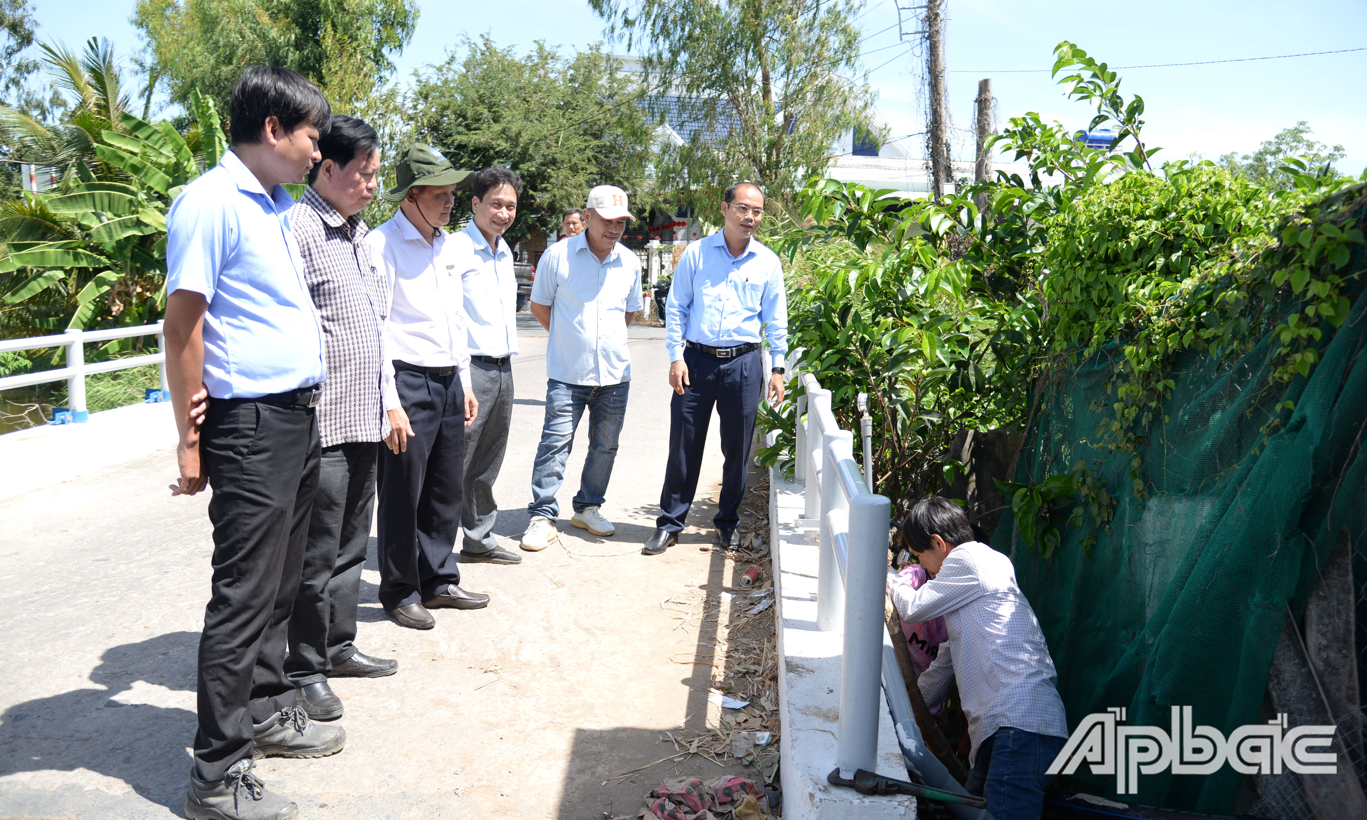 Kiểm tra, nghiệm thu tuyến đường ống dẫn nước sinh hoạt tại ấp Vàm Kinh, xã Tân Thành, huyện Gò Công Đông.